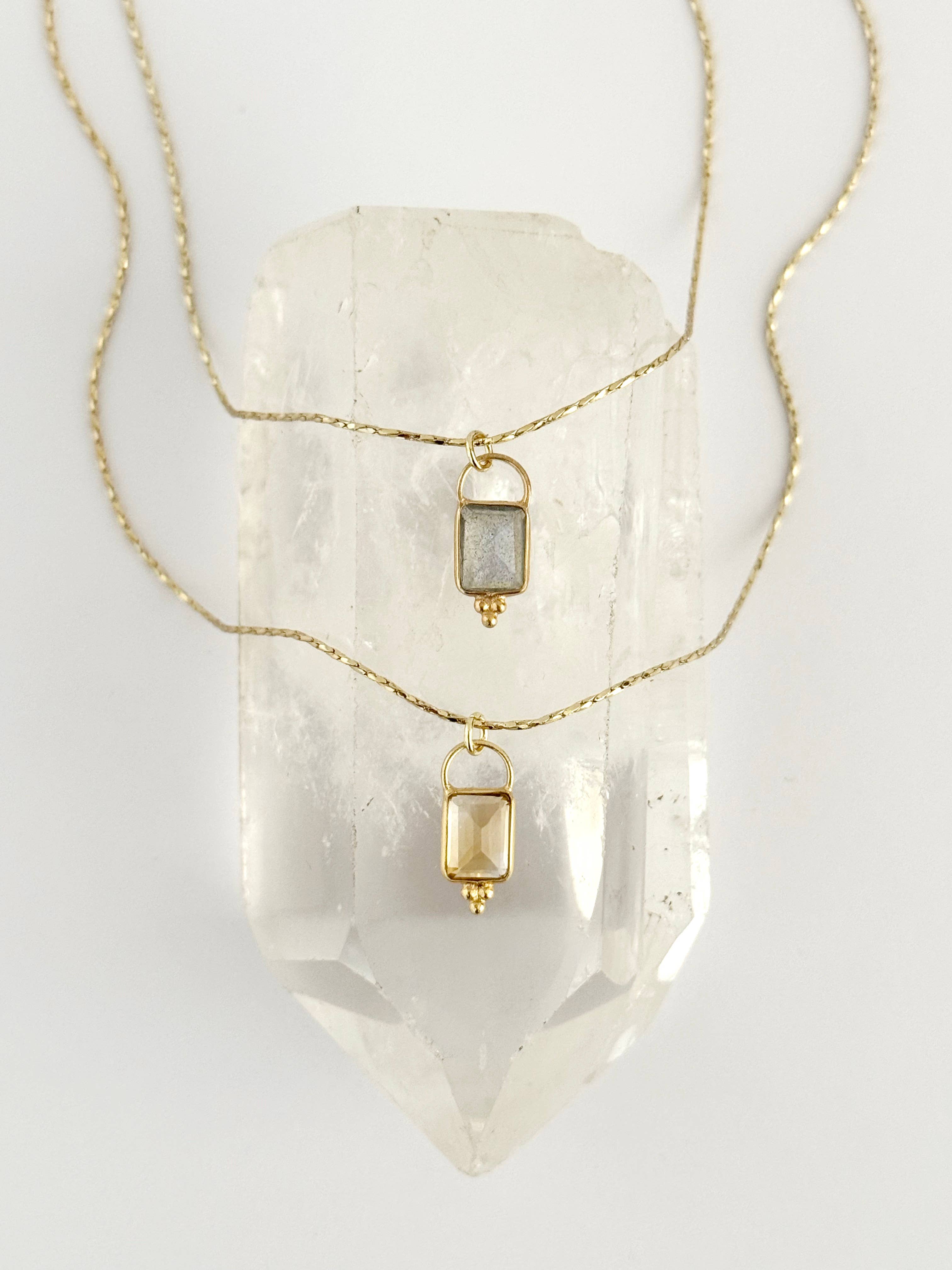 Une Pierre Précieuse Necklace 