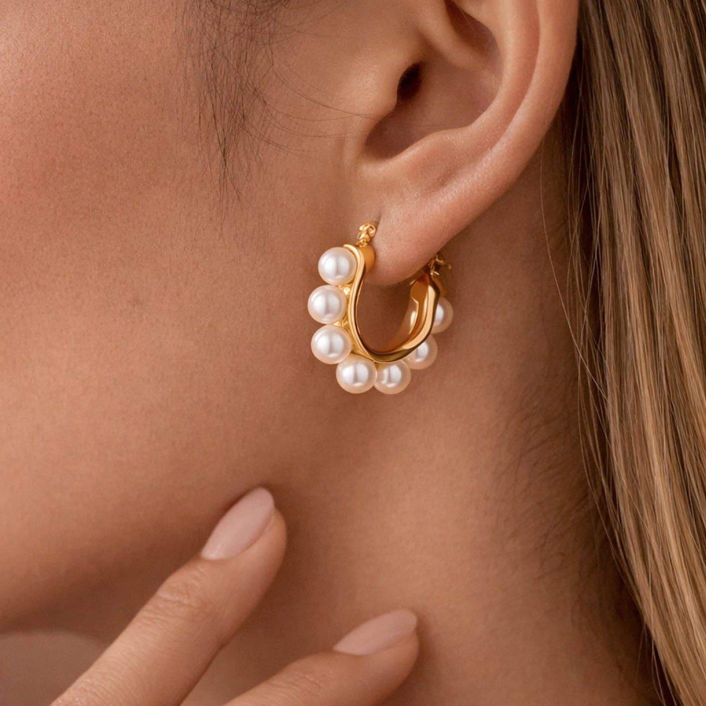 Eloise Pearl Dangle Hoops
